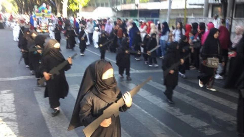 Νηπιαγωγείο «έντυσε» κοριτσάκια σαν… τζιχαντιστές για να παρελάσουν στην Ινδονησία (βίντεο)